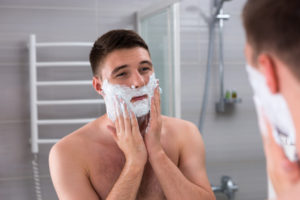 Die richtige Pflege vor, während und nach der Rasur
